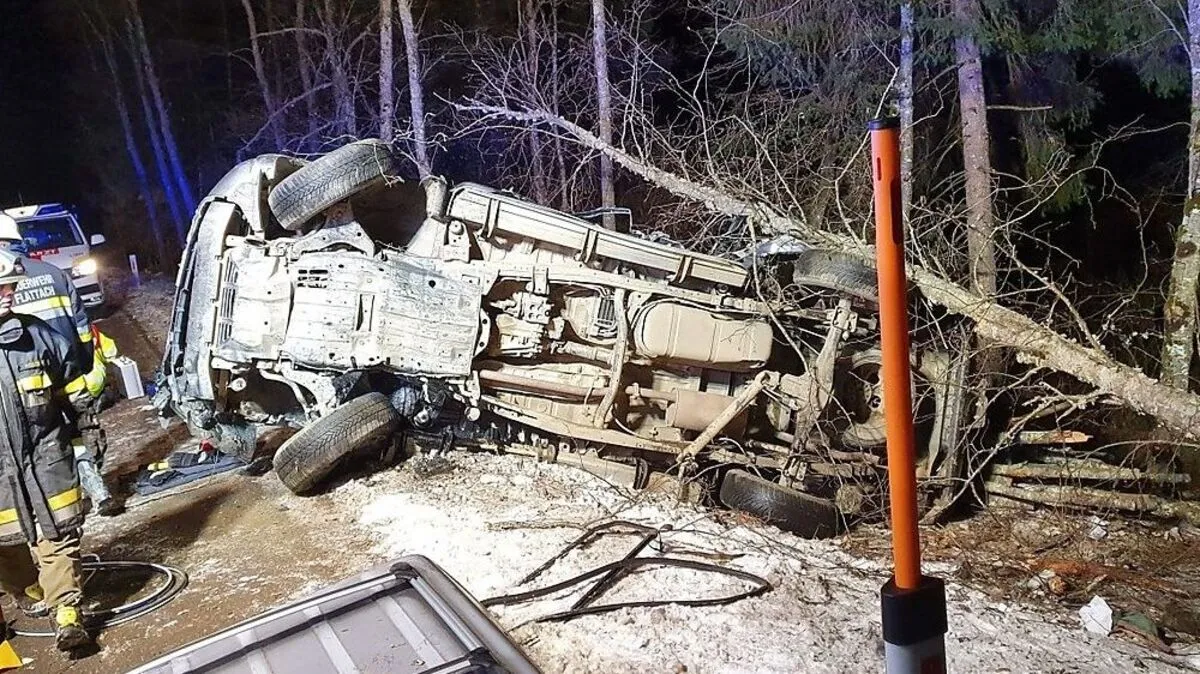 Der Lkw kam seitlich zum Liegen