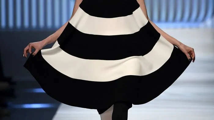 Ob es eine gute Idee war, ausgerechnet dem Altmeister Pierre Cardin eine Kollektion zu widmen, blieb die Frage: Jean Paul Gaultier hat sich am Mittwoch in Paris bei den Haute-Couture-Schauen für Frühjahr/Sommer 2018 richtig ausgetobt.