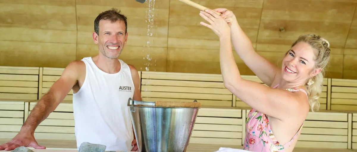 Gerald Kampert, Leiter des Auster Wellnessbads und Aufgussmeisterin Kathrin Jarz vom Organisationsteam der Sauna-Staatsmeisterschaften in Graz