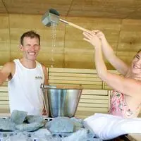 Gerald Kampert, Leiter des Auster Wellnessbads und Aufgussmeisterin Kathrin Jarz vom Organisationsteam der Sauna-Staatsmeisterschaften in Graz