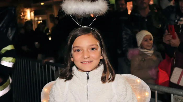 Die vielen Besucher aller Altersgruppen zeigten sich begeistert über die vielfältigen und bunten Perchten mit Feuerschlucker, Engel und Nikolaus.