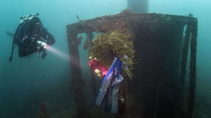 Am Wrack der „Dague“ im montenegrinischen Hafen Antivari befestigten die beiden Steirer auch einen Kranz.