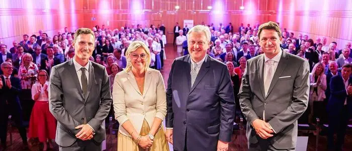 Der Vorstand der BKS Bank – Clemens Bousquet, Renata Maurer Nikolić, Nikolaus Juhász und Dietmar Böckmann, v. l. n . r. – feierte mit langjährigen Wegbegleitern im Casineum Velden
