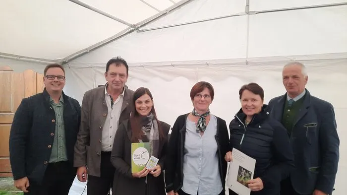 Gesundheitskoordinator Patriz Pichlhöfer, Vizebürgermeister Anton Kogler, Projektkoordinatorin Helena Buchegger (Styria vitalis), Landwirtin Astrid Kirchsteiger, Projektkoordinatorin Senta Bleiklom-Kargl (Green Care) und Bürgermeister Patriz Rechberger (v.l.n.r) freuten sich über viel Besuch bei der Auftaktveranstaltung "Gemeinsam am Hof". 