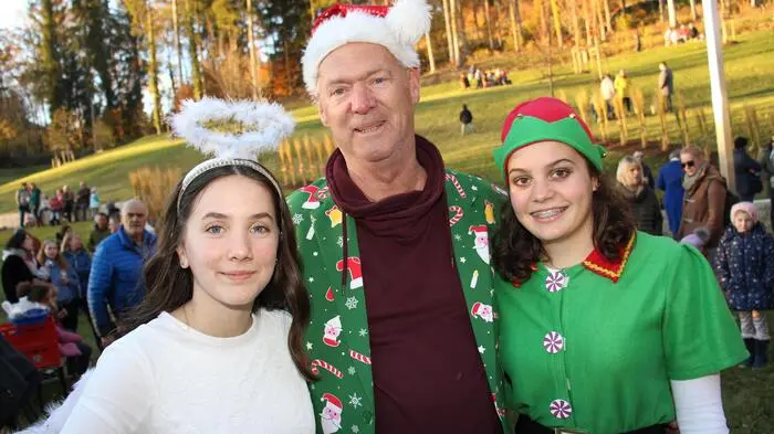 Der unermüdliche Rudi Götzl (Mitte) organisierte wieder den Weihnachtszauber im neu gestalteten Kurpark Lipizzanerheimat im Bereich des Dechantteiches und begeisterte an zwei Tagen die vielen Besucher