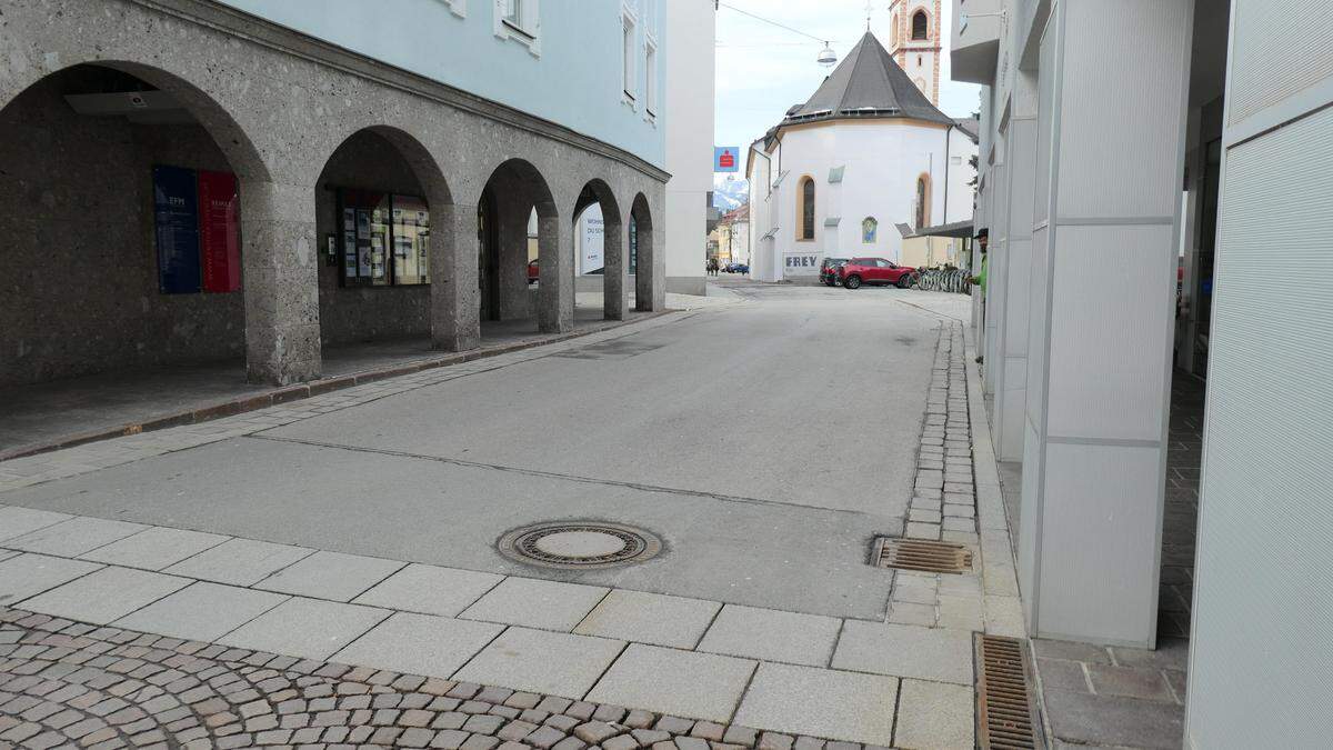 Der asphaltierte Abschnitt der Muchargasse bis zur Klosterkirche erhält die in der Innenstadt charakteristischen Pflasterungen