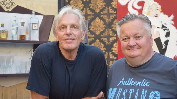 Obmann Erwin Beiweis und Hauptorganisator Hermann Traninger haben mit der Theatergruppe "Keck und Co" zur Komödie "Heiße Nächte in Chicago" geladen.