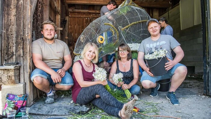 Die Gruppe vom Sport- und Freizeitverein Grundlsee und Kreuz-Gaiswinkel Musikantenstammtisch ist heuer zum zweiten Mal dabei. Gesteckt wird ein Ausseer Seesaibling - typisch für die Region.