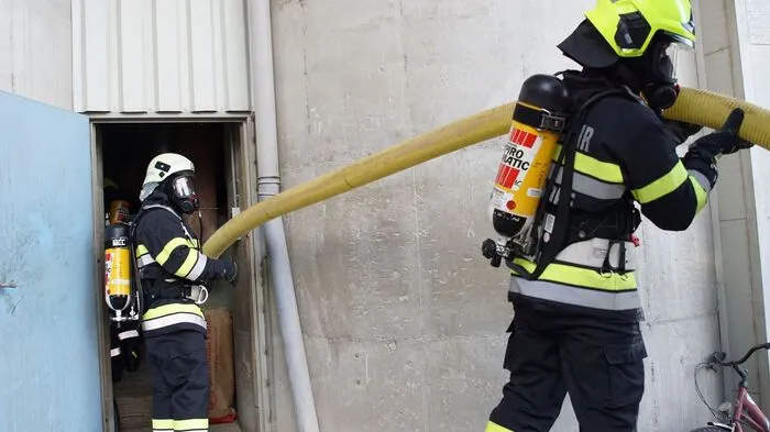 Freitagnachmittag (16.08.2019) entdeckte kurz vor 15:00 Uhr ein Mitarbeiter eine Futtermittelfirma in Kohlberg (Marktgemeinde Gnas) eine Rauchentwicklung bei einem der Lagersilos und alarmierte die Feuerwehr - ein langwieriger Einsatz war die Folge.