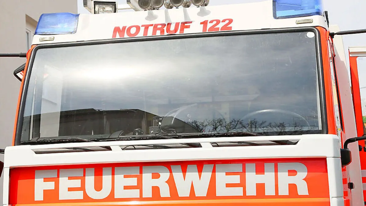 Die Feuerwehr löschte den brennenden Strommast