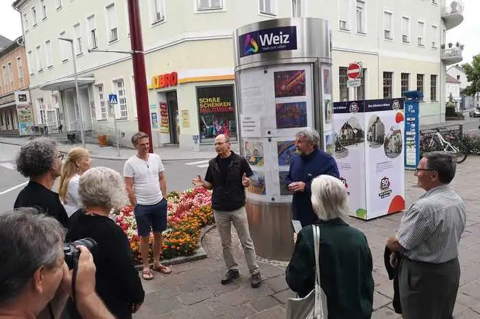 Spannend wird das Projekt in Weiz umgesetzt, wo die Kunstwerke im Stadtgebiet auf Litfaßsäulen zu sehen sind.