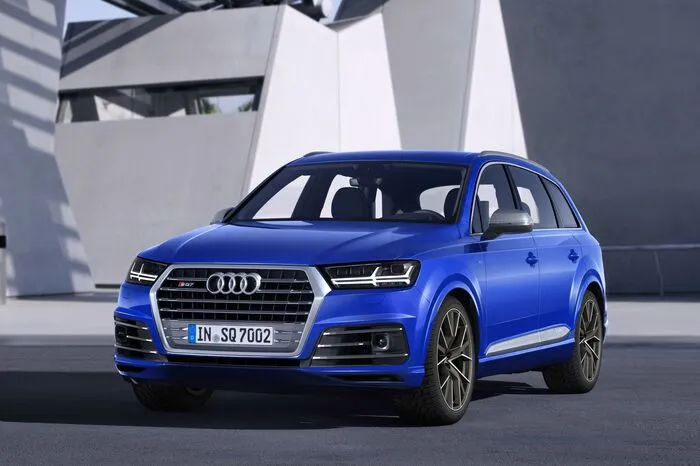 Der Vorjahres-Sieger, der Audi Q7, wurde auf den dritten Platz verdrängt und kostet aktuell im Durchschnitt rund 39.500 Euro zu haben.