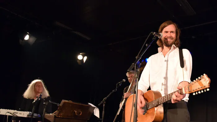 Mit seinen Singin' Rebels sorgte der Fuzzman Sonntagnacht in Klagenfurt für eine volle Theaterhalle 11. Es gab unter anderem einen Vorgeschmack auf das neue Fuzzman - Album "Hände weg von Allem". Zum Aufwärmen unterhielt die Band Pauls Jets.