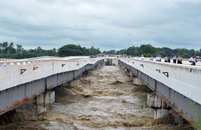 Durch die Wassermassen wurde auch ein Teil einer Brücke der Autobahn zwischen Rangun und Mandalay beschädigt, welche die beiden größten Städte des Landes verbindet