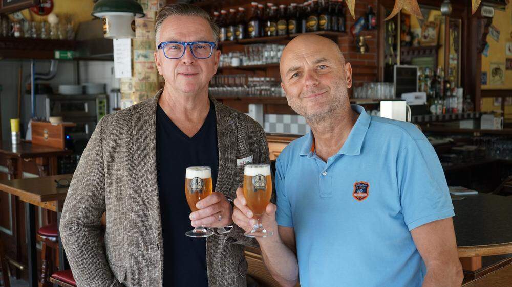 Bürgermeister Helmut Linhart (ÖVP) und Bernd Mara von der Stubalmbrauerei bei der Verkostung des ersten Biers