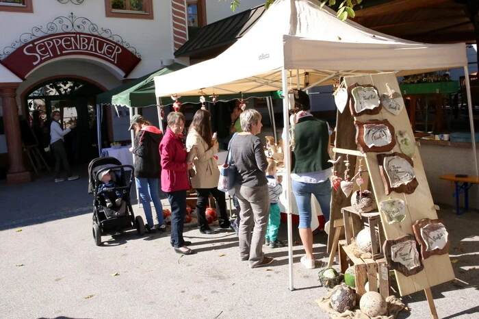 Wie am 5. Oktober vor dem Gasthof „Seppenbauer“.
