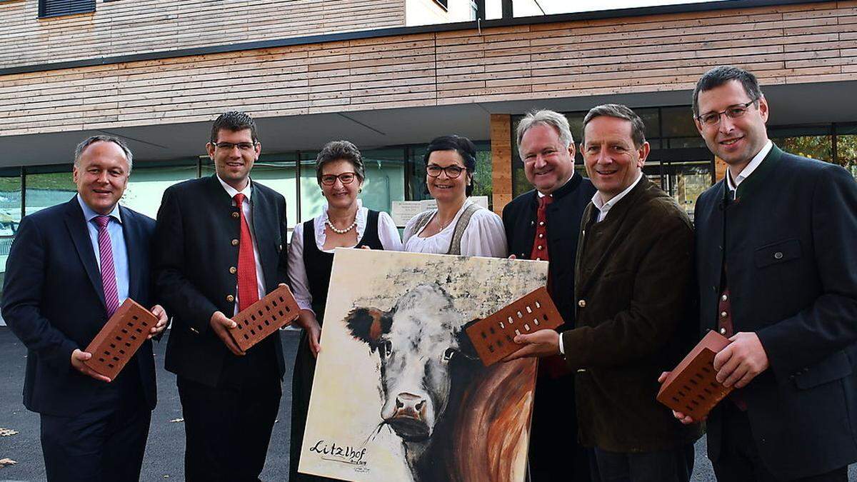 Gerhard Hoffer, Martin Gruber, Herma Hartweger, Marika Lagger-Pöllinger, die dem Bildungszentrum eine selbst gemalte Kuh schenkte, Josef Huber, Christian Benger und Alfred Altersberger