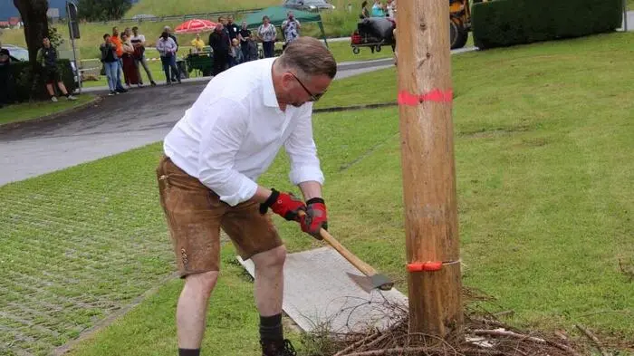 Der von der Freiwilligen Feuerwehr Piber und dem Musikverein Gestüt Piber gemeinsam aufgestellte Maibaum beim Rüsthaus in Piber wurde am vergangenen Sonntag auf Einladung der Stadtgemeinde Köflach umgeschnitten.