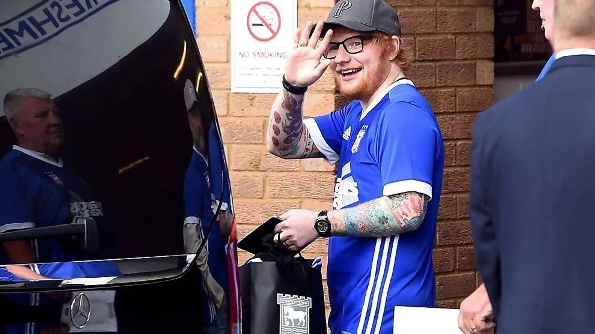 Ed Sheeran vor dem Stadion von Ipswich Town