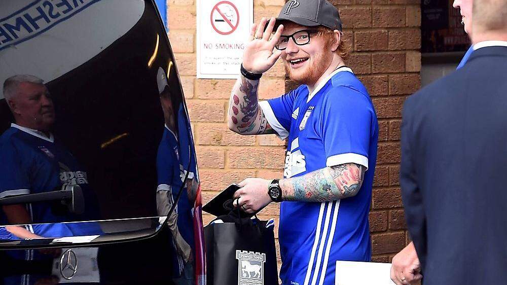 Ed Sheeran vor dem Stadion von Ipswich Town