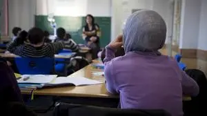 Download von www.picturedesk.com am 10.03.2025 (13:28). 
Koeln, Privatgymnasium Dialog, Eine Schuelerin mit Kopftuch folgt dem Unterricht an der Privatschule. [Am Tag der offenen Tuer an der Privatschule im koelner Stadtteil Buchheim koennen Eltern und Kinder den multikulturellen Unterricht der Schule kennenlernen.], 19.12.2009 - 20091219_PD2835 - Rechteinfo: Rights Managed (RM) Achtung Mindestpreis - nicht zum Listenpreis erhältlich Nur für redaktionelle Nutzung!