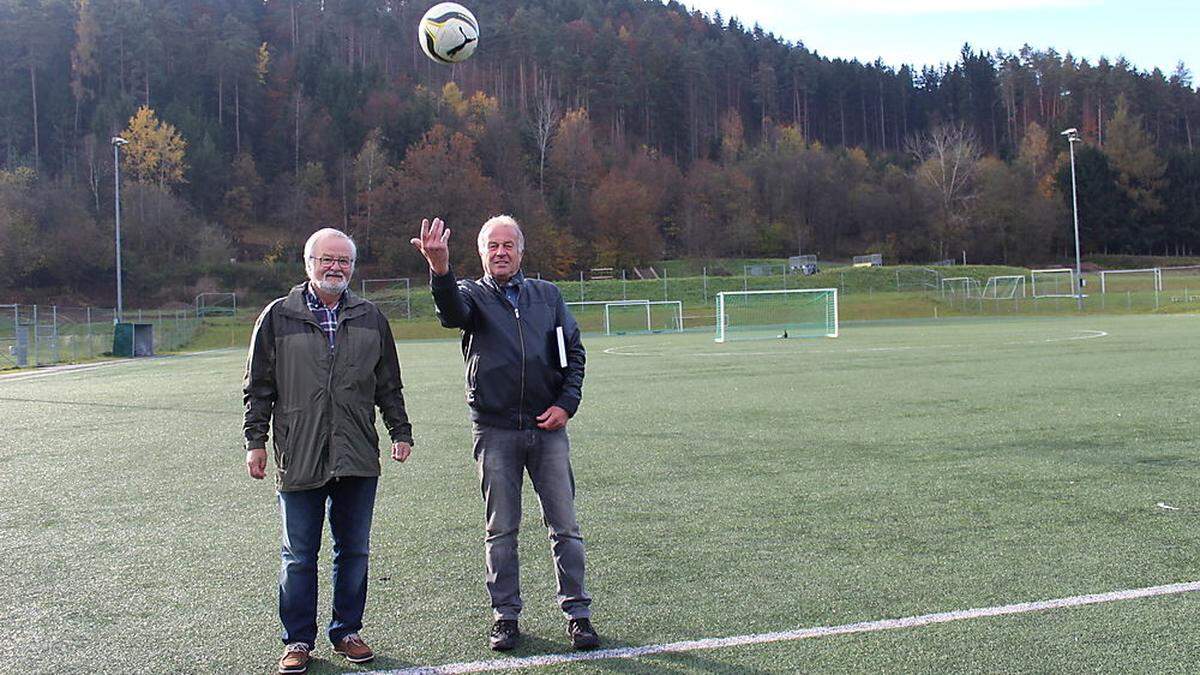 VST-Obmann Karl Kienberger (links) und Fußball-Sektionsleiter Hans Enzi auf dem Kunstrasenplatz in Völkermarkt