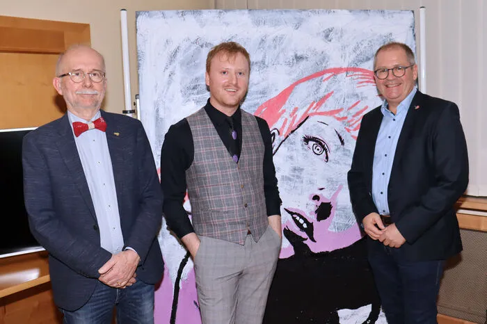Nach Grußworten von Bürgermeister Bernd Osprian sprach Wolfgang Klobassa im Rahmen der Vernissage die Laudatio über Jan Böhmer und den künstlerischen Werdegang der letzten Jahre mit all seinen Experimenten und Techniken.