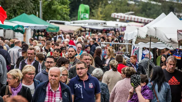 Massen drängten sich durch die Wege