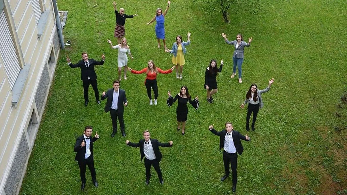 Die Maturanten der 5AK der Praxis-HAK mit Klassenvorständin Margit Ragger und den unsicht-baren Babyelefanten