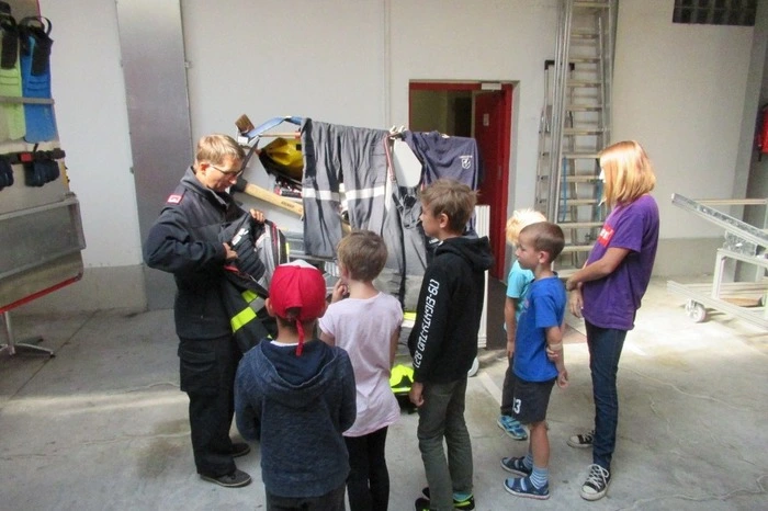 Wie sich Feuerwehrmänner fühlen, konnten die Kinder beim Anprobieren der Schutzkleidung und des Feuerwehrhelmes spüren.