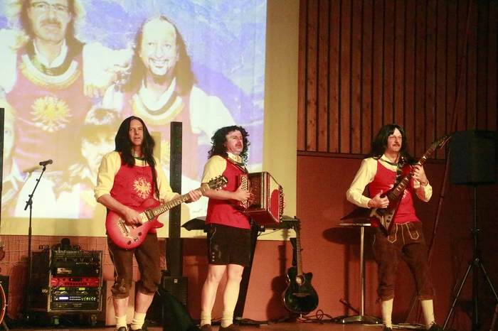 Diese nunmehr fünfte Sitzung bot drei Stunden lang erstklassiges Kabarett.