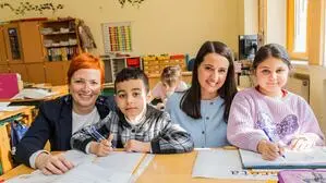 Die Lehrerinnen Birgit Bergner und Stephanie Grill mit ihren Schülern