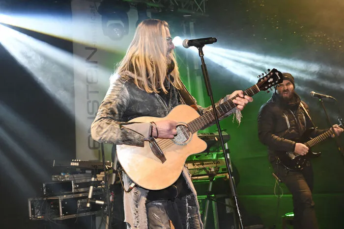 Meilenstein. Die Spittaler Kult-Band begeisterte hunderte Fans vor dem Schloss Porcia. Der absolute Höhepunkt des Winteropenings.