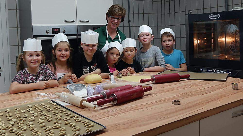 Barbara Kirl (hinten) und ihre jungen Bäcker