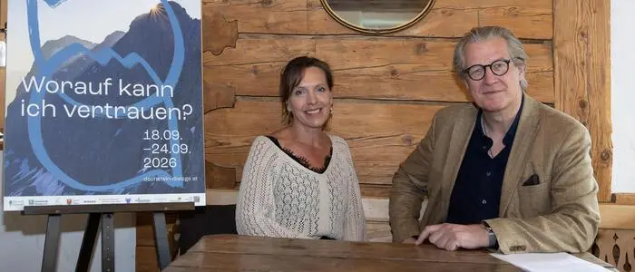 Regina Stocker, Obfrau des Vereins Dachstein Dialoge, und Intendant Philipp Blom bei der offiziellen Programmvorstellung im vergangenen Frühjahr