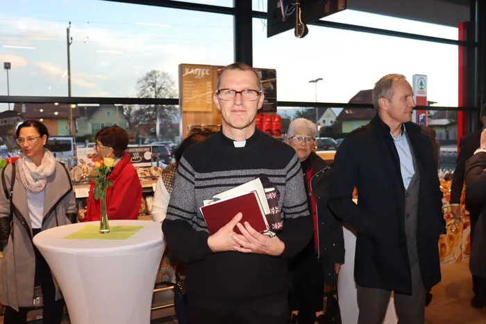Pfarrer Wienfried Lembacher segnete den Spar-Markt.