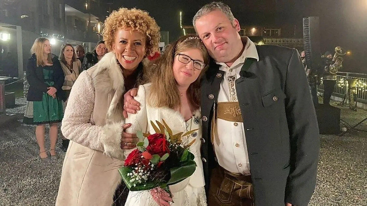 Happy End: "Bauer sucht Frau"-Moderatorin Arabella Kiesbauer mit dem frisch vermählten Brautpaar Sonja und Siggi