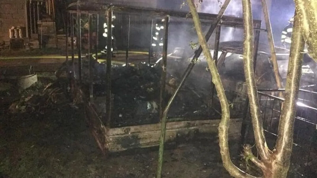 Anhänger und Pkw wurden von den Flammen komplett zerstört 