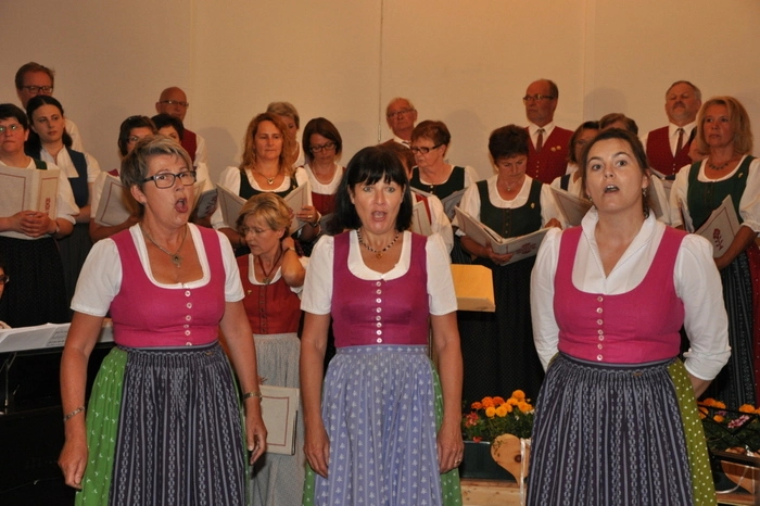 Zu hören und erleben war sowohl englischsprachige und zeitgenössische Chorliteratur, wie auch das echte Volkslied aus der Feder heimischer Komponisten. 