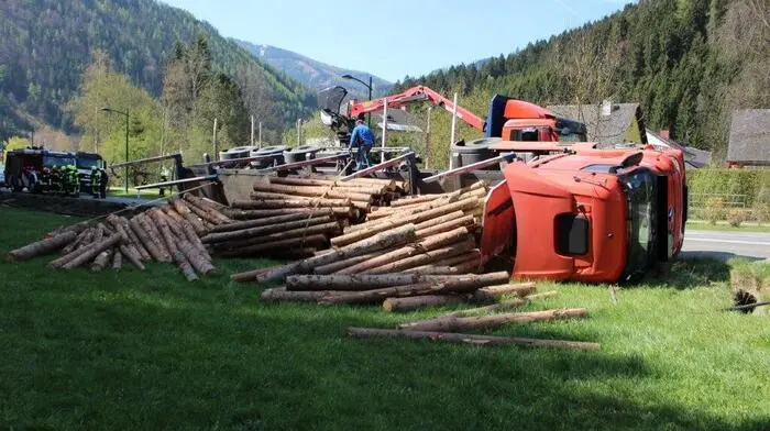 Ölalarm nach Unfall auf der Mariazellerstraße: Ein Holztransporter stürzte am Dienstagvormittag in eine Wiese, der Lenker blieb glücklicherweise unverletzt. 