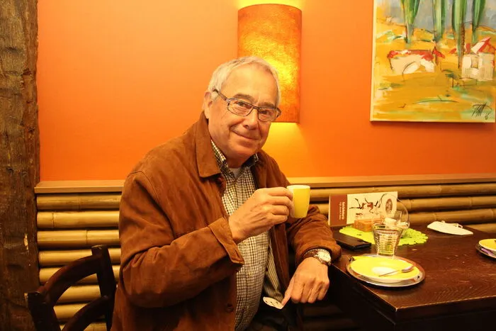 Karl Pacher freut sich über seinen ersten Morgenkaffee im Café Maxy´s am Hohen Platz in Wolfsberg.