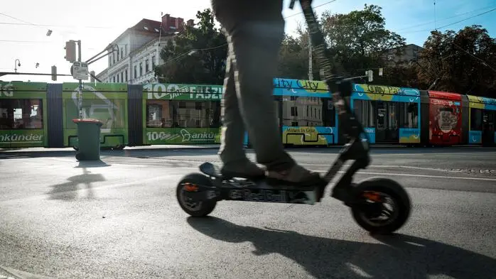 Im Straßenverkehr häuften sich zuletzt Unfälle mit zu schnellen E-Scootern