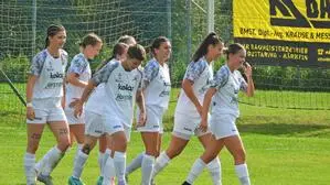 Eine Gruppe von Fußballerinnen in weißen Trikots jubelt nach einem Tor. | Das Team bekommt breiten Support aus der Region