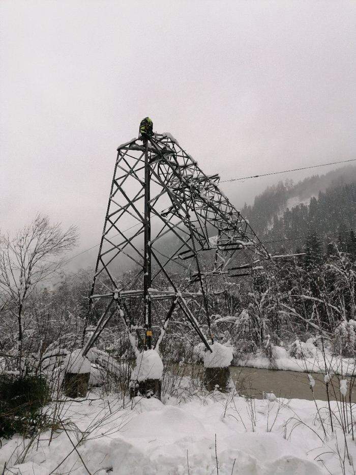 In Osttirol wurden Strommasten geknickt