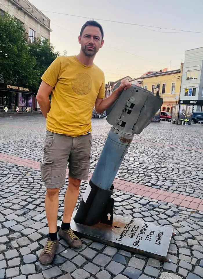 Andreas Kuchler im August beim Mahnmal am Hauptplatz von Mukatschewo in der Westukraine neben einer russischen Rakete