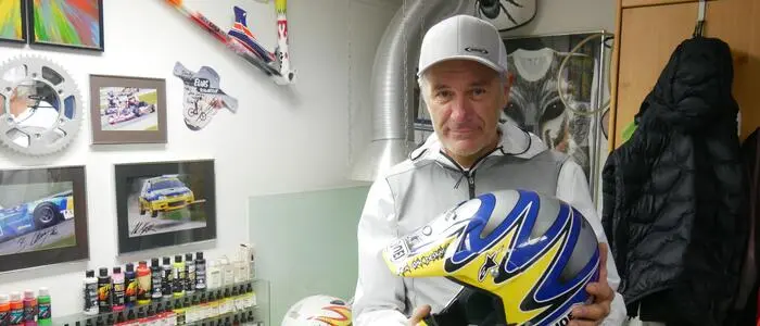 Sven Conc mit seinem eigenen Helm in seiner Werkstatt