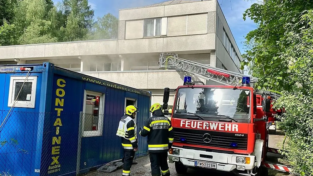 Das Feuer startete im ersten Stock gelegt und griff schnell auf die Zwischendecken über 