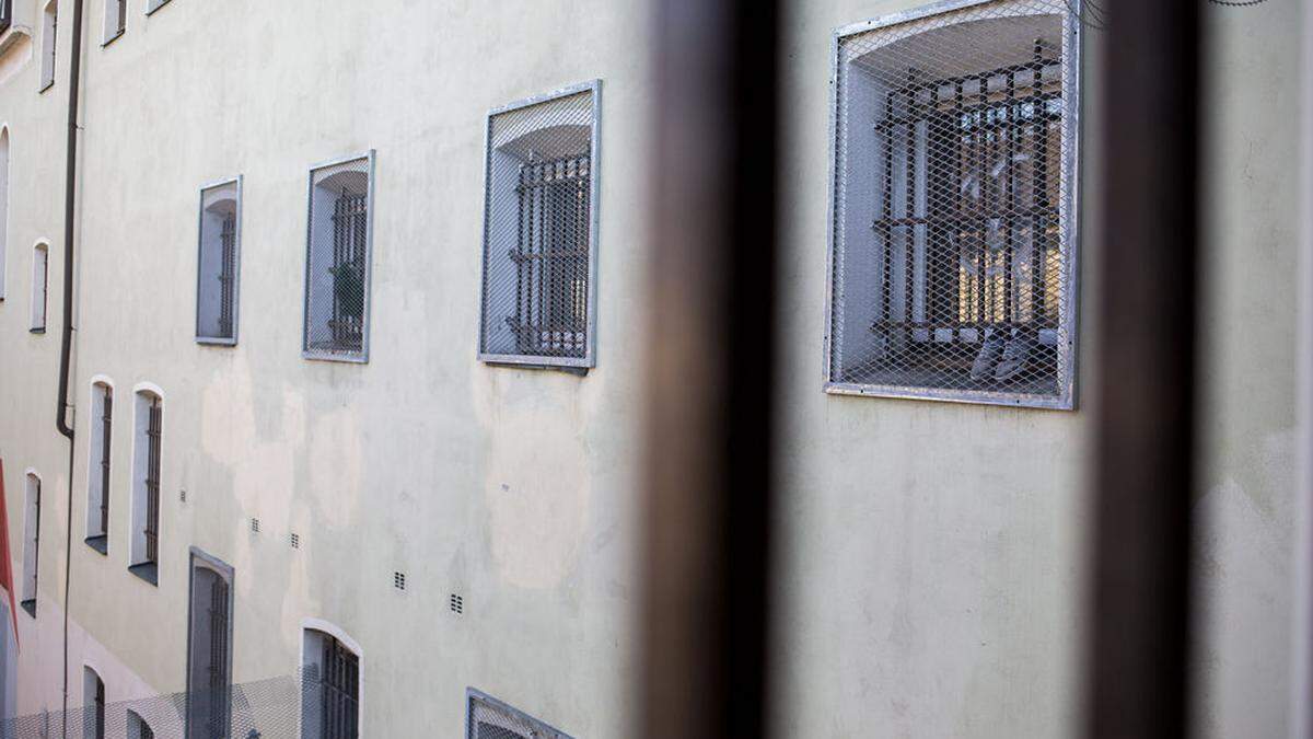 Der Angeklagte ist in der Justizanstalt Klagenfurt in Untersuchungshaft
