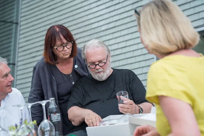 Mit Roth feierten Schiffkowitz, Literatin Barbara Frischmuth, ORF-TV-Direktorin Kathrin Zechner, Regisseurin Elisabeth Scharang, Kulturlandesrat Christopher Drexler und viele mehr.