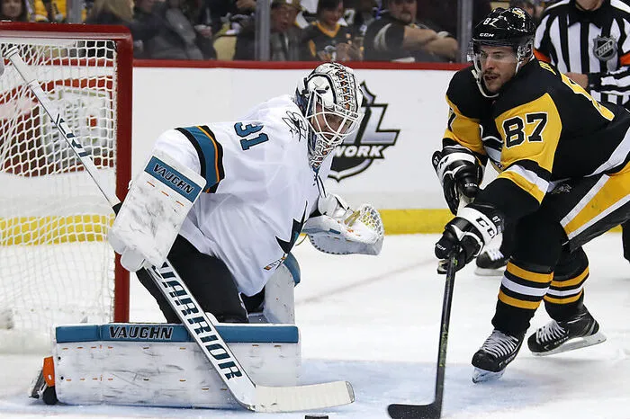 Die NHL-Stars (Eishockey): Erstmals seit Lillehammer 1994 hat die National Hockey League (NHL), die stärkste Liga der Welt, ihre Teilnahme am olympischen Eishockey-Turnier abgesagt. Während die Spieler teilweise lautstark eine Olympia-Pause gefordert hatten, lehnten die Clubbesitzer und letztlich die Liga diese ab. Der Russe Alexander Owetschkin, der die Entscheidung heftig kritisiert hatte, oder die Kanadier Sidney Crosby (im Bild rechts) und Jungstar Connor McDavid fehlen daher in Pyeongchang. Die NHL hatte von 1998 bis 2014 an fünf Olympischen Spielen teilgenommen.